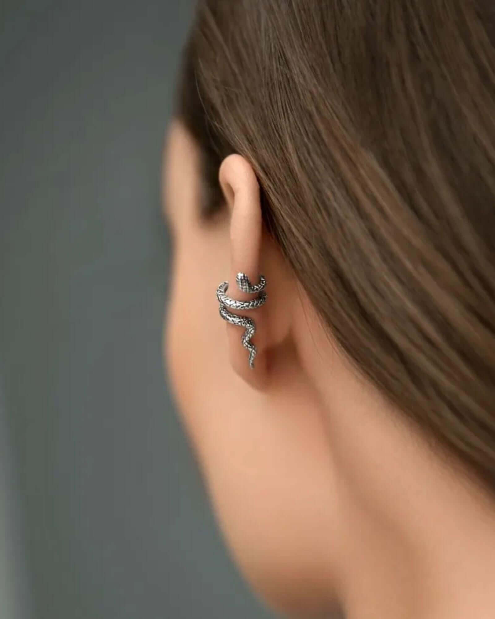 Non-pierced snake ear cuff worn on a model's ear, showcasing its chic and modern design.