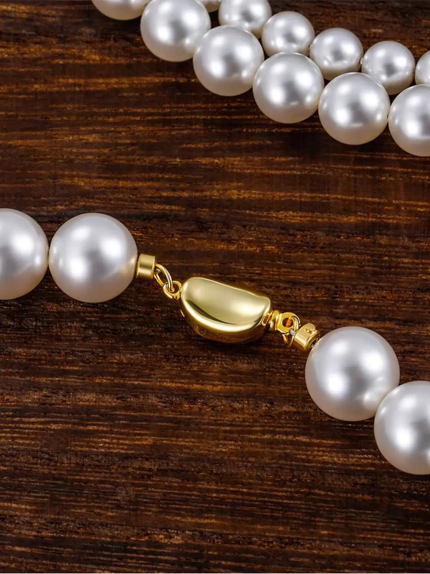 Close-up of a White Pearl Vintage Choker Necklace with a gold clasp, highlighting its elegant design and lustrous pearls.