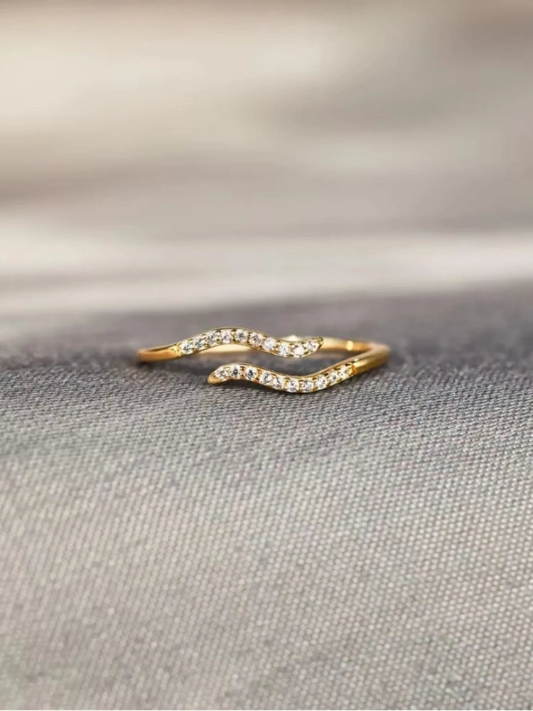 Minimalist single wave ring in 18k gold with pavé-set stones, showcasing effortless elegance and timeless style.