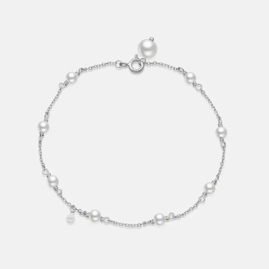 Vaire pearl bracelet in silver featuring lustrous pearls and a delicate chain design, perfect for elegant occasions.