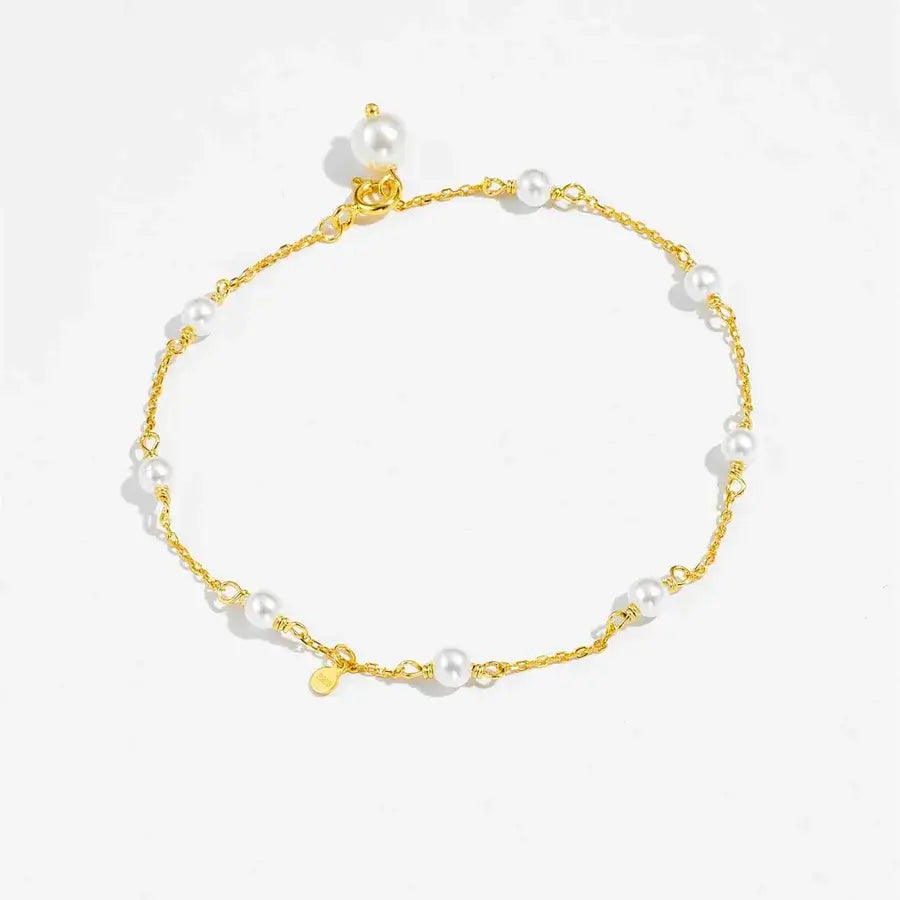 Vaire pearl bracelet in gold featuring lustrous pearls elegantly designed for versatile wear