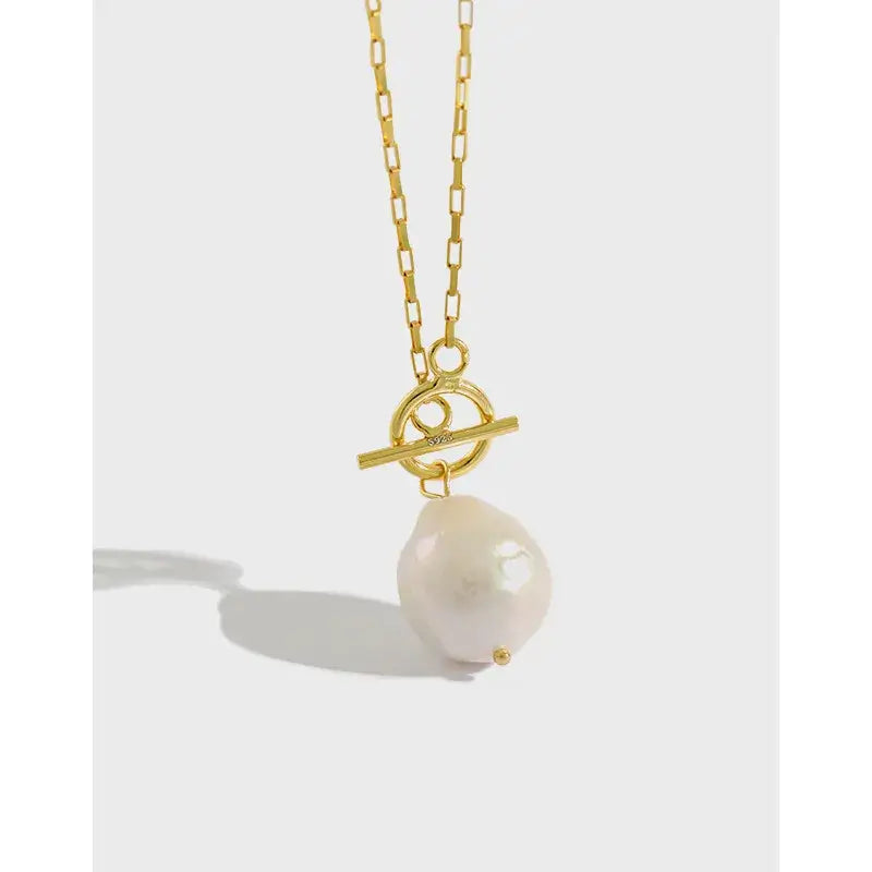 Single Pearl pendant necklace Lia featuring a beautiful pearl with a stylish toggle clasp in gold.