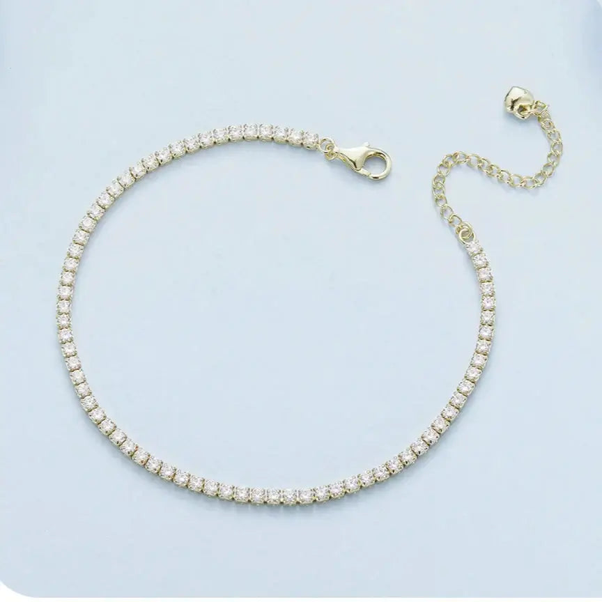 Elegant gold bracelet with sparkling diamonds, perfect for any occasion and stylish addition to jewelry collection.