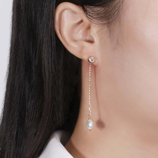 Minimalistic pearl earring in 925 sterling silver