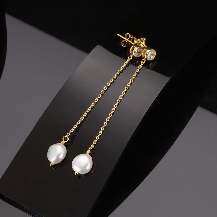 Minimalistic pearl earring in silver, 18k gold plated.