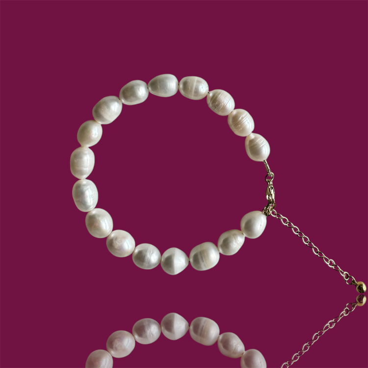 A beautiful Pearl beaded bracelet in an adjustable length. 