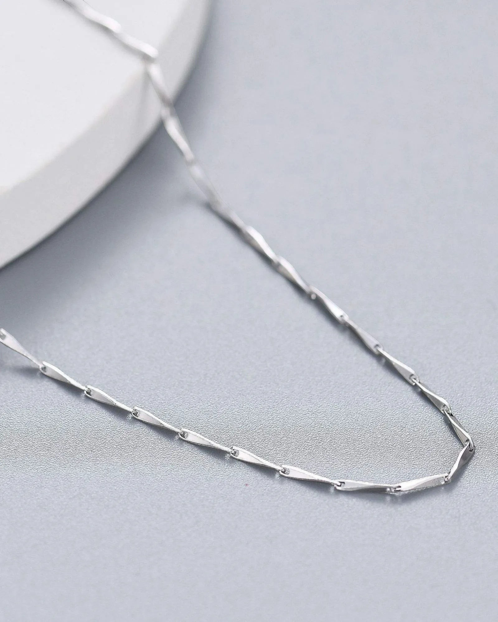 1mm Twisted Dapped Bar Chain made of S925 sterling silver with rhodium plating for a brilliant finish.