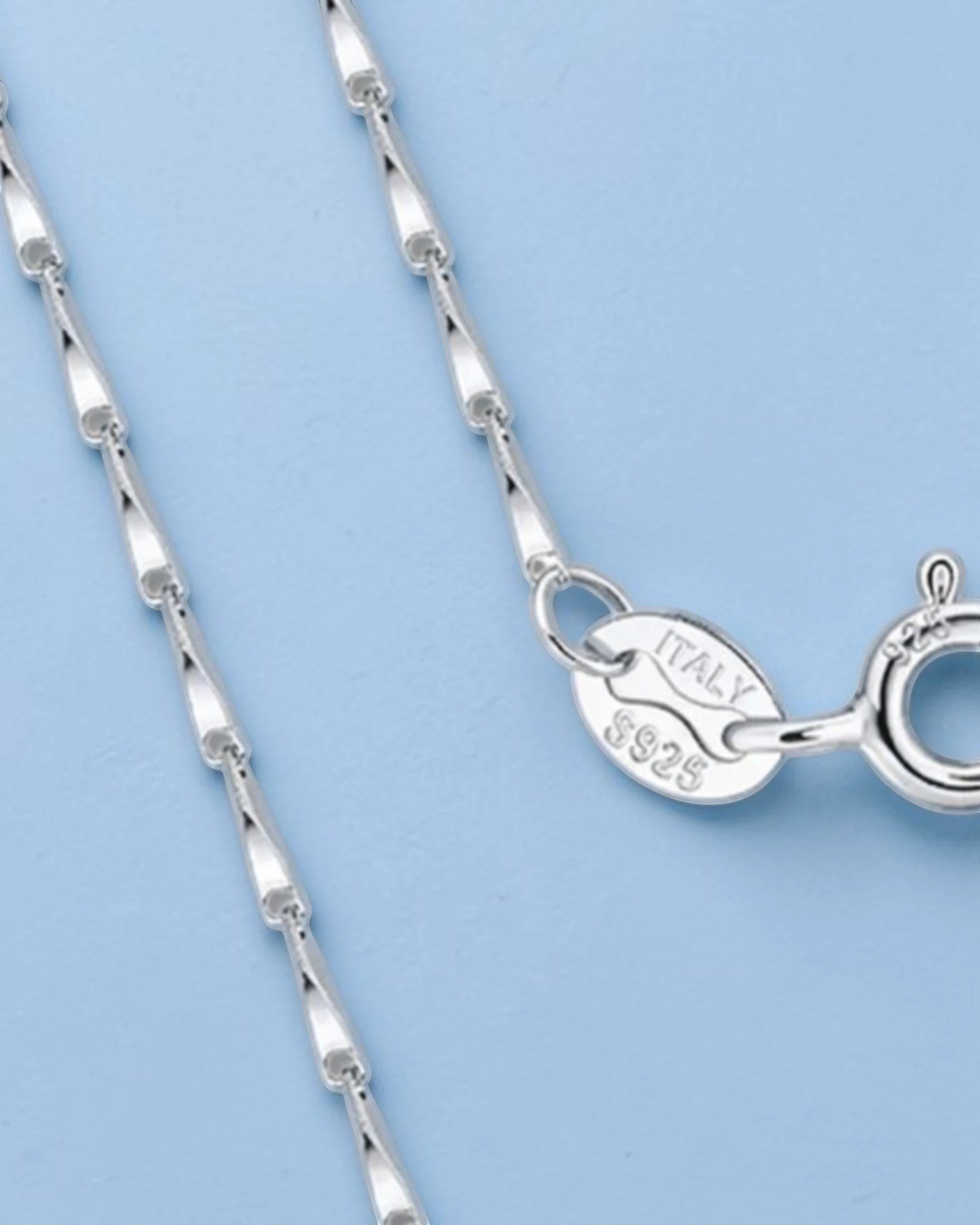 Close-up of 1mm Twisted Dapped Bar Chain with S925 hallmark and Italian craftsmanship.