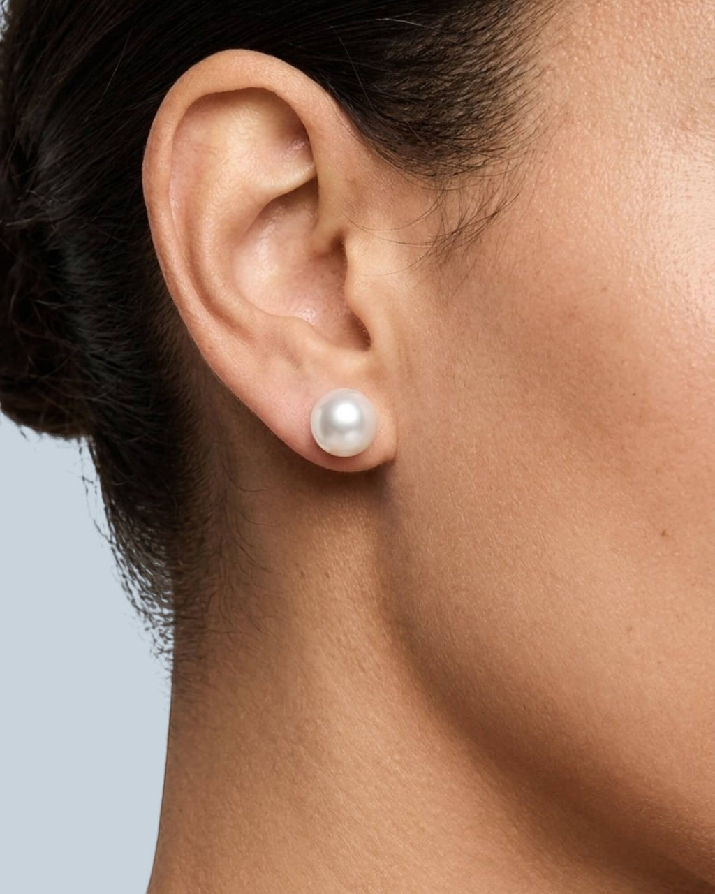 Pearlystones Aluna pearl stud earrings in 925 sterling silver with white gold finish.