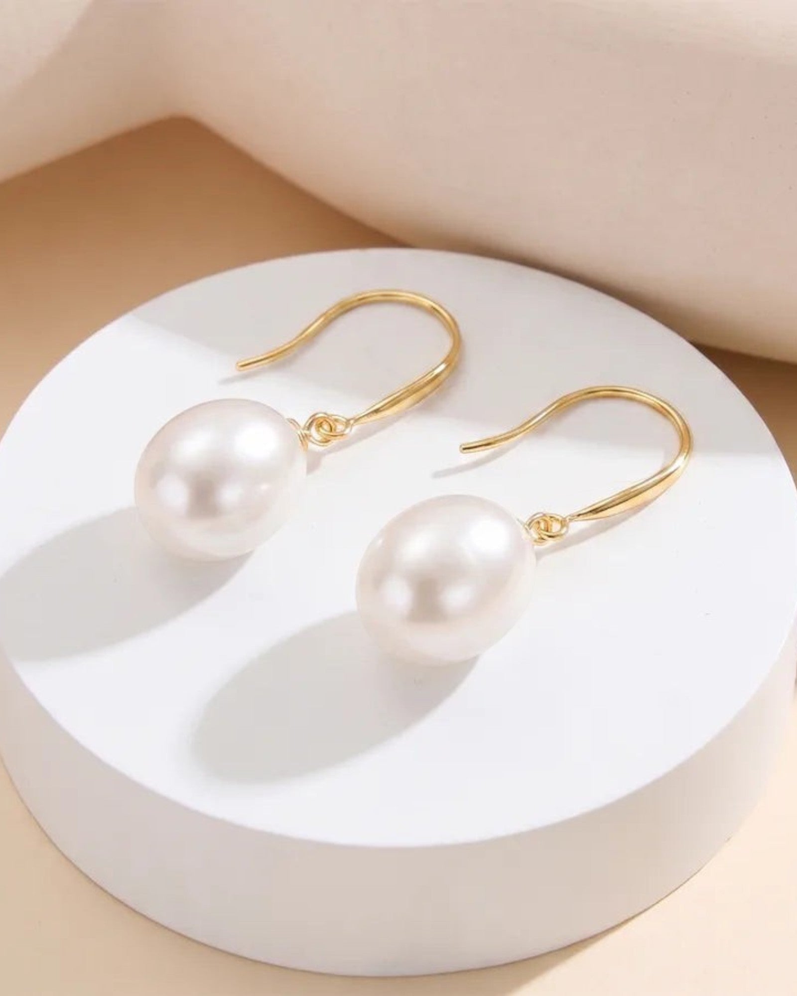 Pearlystones classic white pearl drop earrings in gold-plated sterling silver. Elegant and timeless.