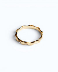 Pearlystones gold wavy band ring with geometric facets, a modern and elegant statement piece.