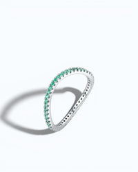 Pearlystones delicate eternity band ring featuring vibrant emerald-green stones set in a polished silver band.