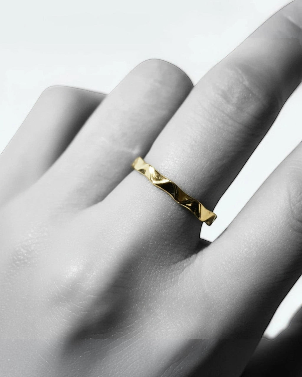 Pearlystones gold wavy band ring with geometric facets, a modern statement piece.