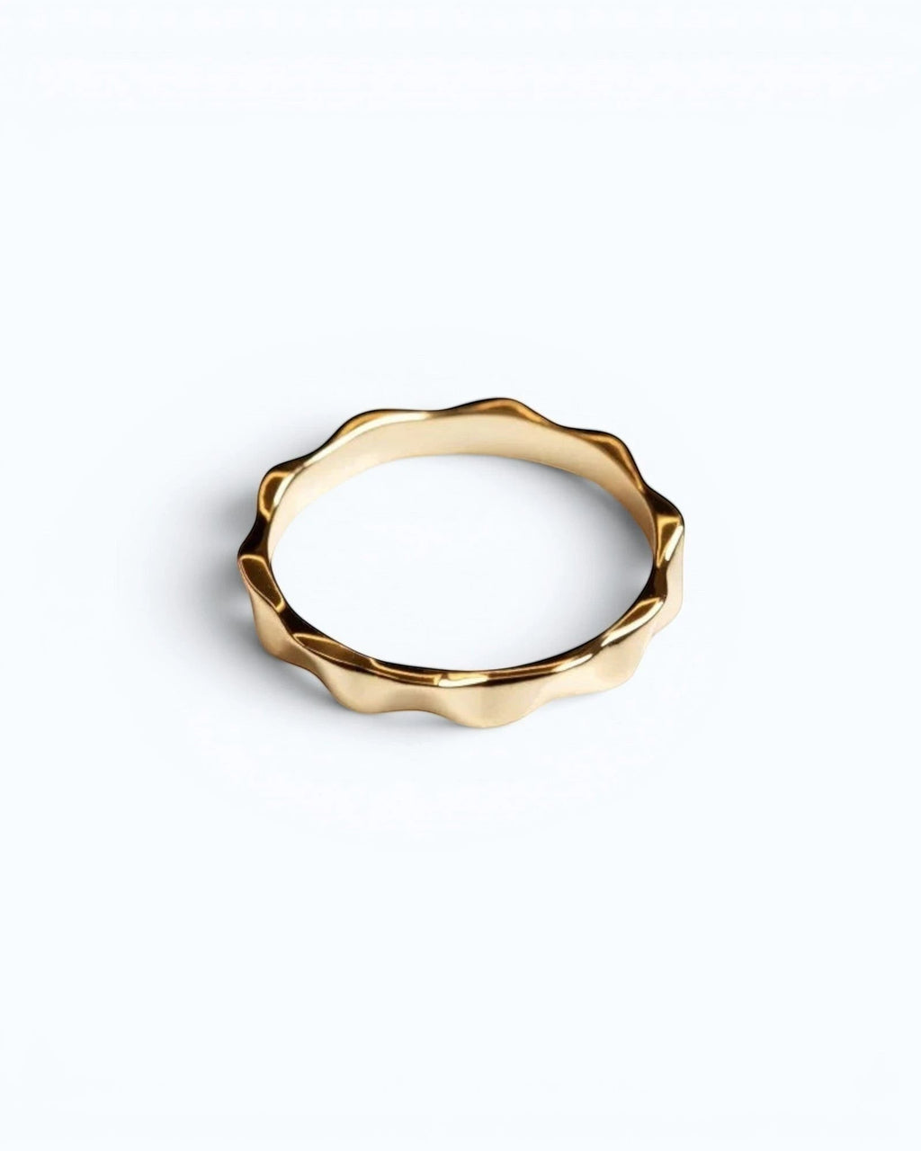 Pearlystones gold wavy band ring with geometric facets, a modern and elegant statement piece.
