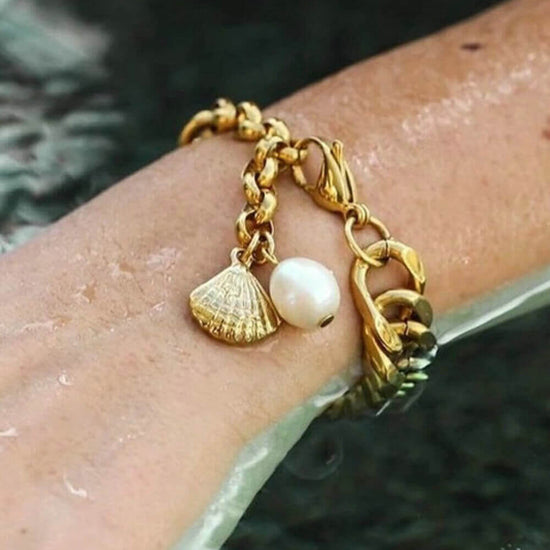 Curb chain bracelet featuring pearl 